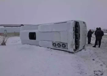 İşçi servis midibüsü buzlanan yolda devrildi: 15 yaralı