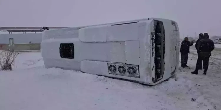 İşçi servis midibüsü buzlanan yolda devrildi: 15 yaralı