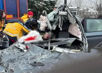 Otomobil, TIR'a çarptı: 1 ölü 3 yaralı