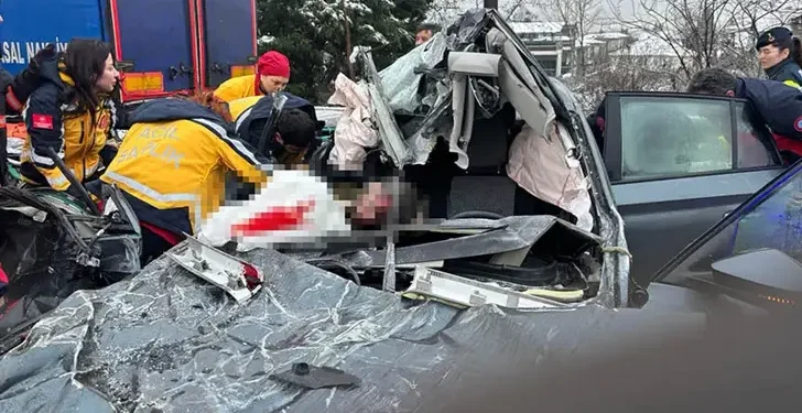 Otomobil, TIR'a çarptı: 1 ölü 3 yaralı