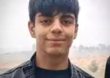 Devrilen traktörün altında kalan genç öldü