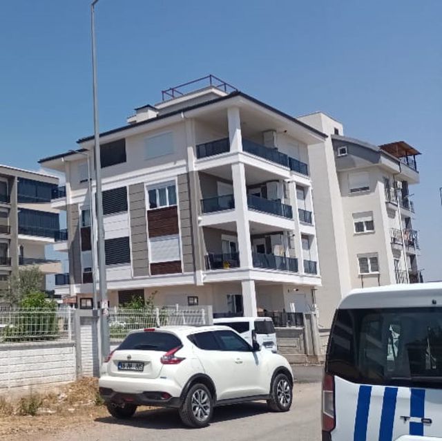 3 gün önce taşındığı evinde ölü bulundu Antalya'nın Döşemealtı ilçesine yeni tayinle gelen 37 yaşındaki polis memuru