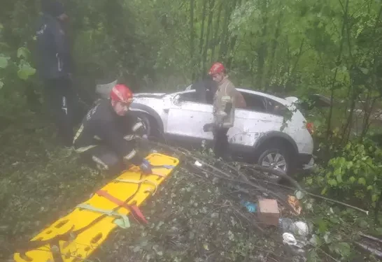 Ormana uçan cipin sürücüsü öldü, 2'si çocuk 3 kişi yaralandı
