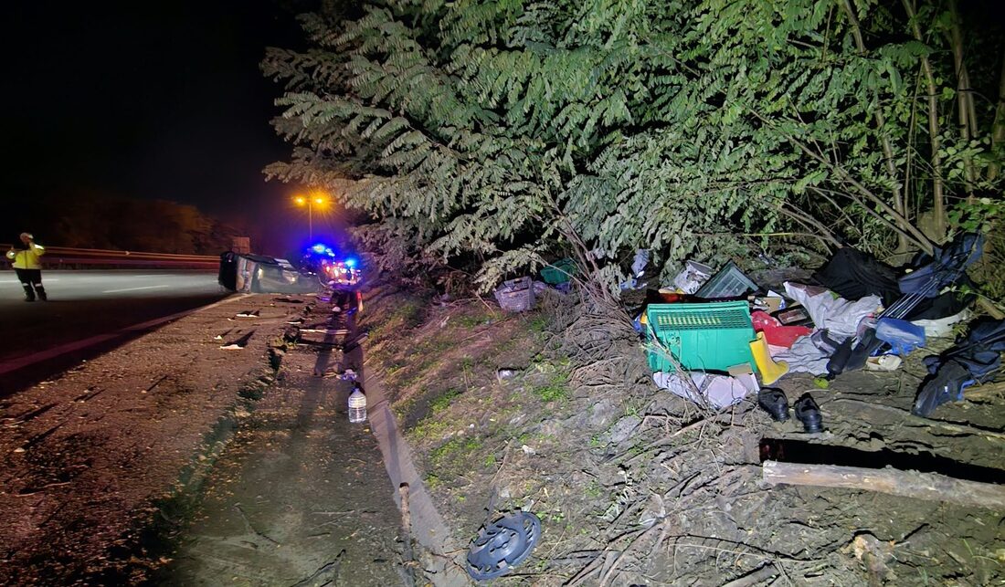 Devrilen minibüsünün hasarına bakarken TIR çarptı Sakarya'nın Sapanca ilçesinde Anadolu Otoyolu'nda devrilen minibüsten hafif yaralı kurtulan