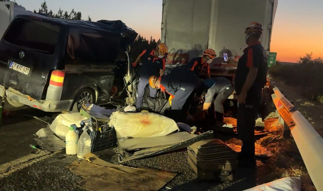 Minibüs TIR’a arkadan çarptı: 2 ölü, 2 ağır yaralı Şanlıurfa'nın Suruç ile Birecik ilçeleri arasındaki karayolunda meydana gelen feci