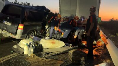 Minibüs TIR’a arkadan çarptı: 2 ölü, 2 ağır yaralı Şanlıurfa'nın Suruç ile Birecik ilçeleri arasındaki karayolunda meydana gelen feci