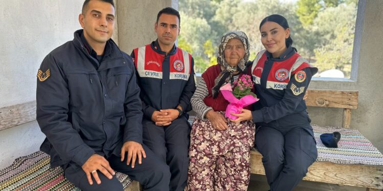 Aydın jandarması şehit öğretmeni unutmadı