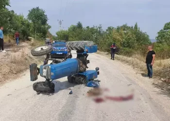 Oğlunun kullandığı traktörün altında kaldı