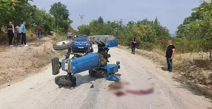Oğlunun kullandığı traktörün altında kaldı