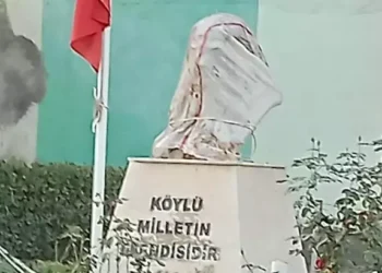2 Atatürk büstüne saldırı