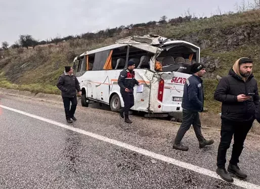 İşçi servis midibüsü kaza yaptı: 4'ü ağır, 25 yaralı