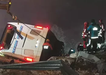 Yolcu otobüsü şarampole devrildi: 5 ölü, 31 yaralı