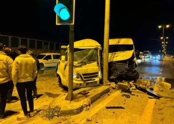 İki servis minibüsü çarpıştı; 21 yaralı