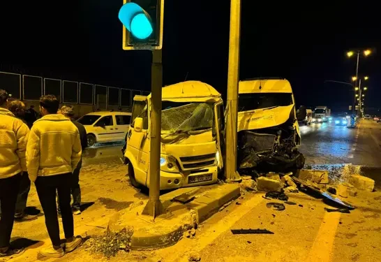İki servis minibüsü çarpıştı; 21 yaralı