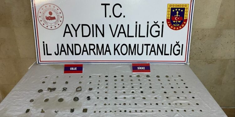 Tarihi eserleri satmak isterken yakalandılar