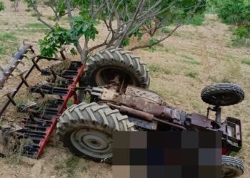 Germencik’te devrilen traktörün altında kaldı