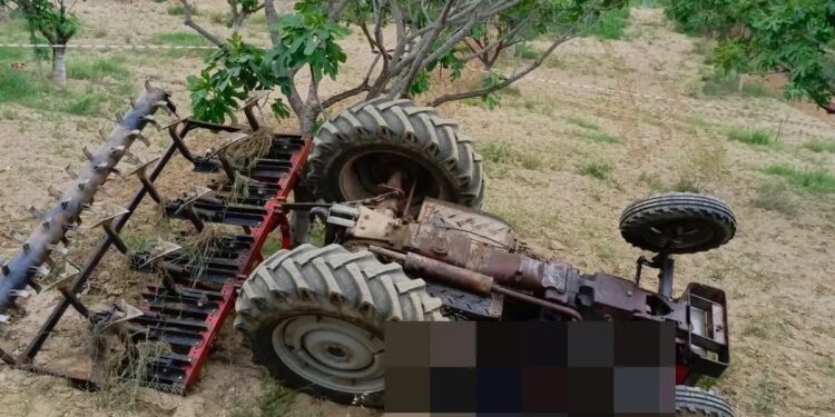 Germencik’te devrilen traktörün altında kaldı