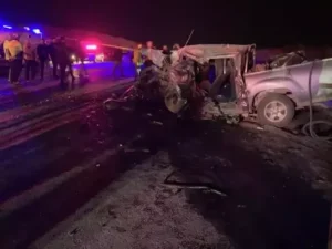 Kamyonet ile otomobil çarpıştı: 3 kişi hayatını kaybetti