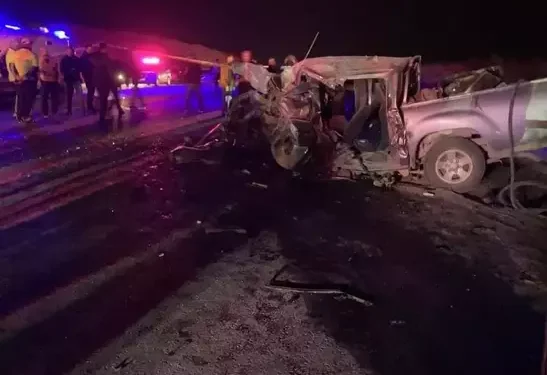 Kamyonet ile otomobil çarpıştı: 3 kişi hayatını kaybetti