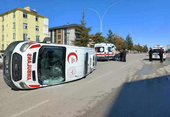 Otomobil ile ambulans çarpıştı: 6 yaralı