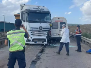 TIR ile servis minibüsü çarpıştı 4 kişi hayatını kaybetti