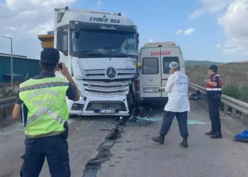 TIR ile servis minibüsü çarpıştı 4 kişi hayatını kaybetti