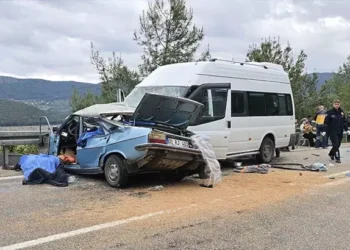 Otomobil ile minibüs çarpıştı, 5 kişilik aile yok oldu