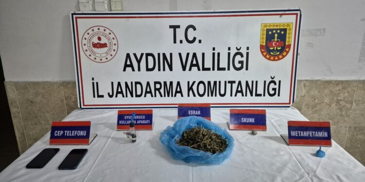 Otomobilde 456 gram uyuşturucuya 3 gözaltı