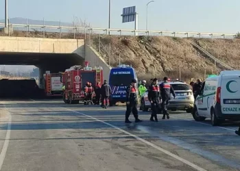 İşçileri taşıyan midibüs devrildi; 4 ölü