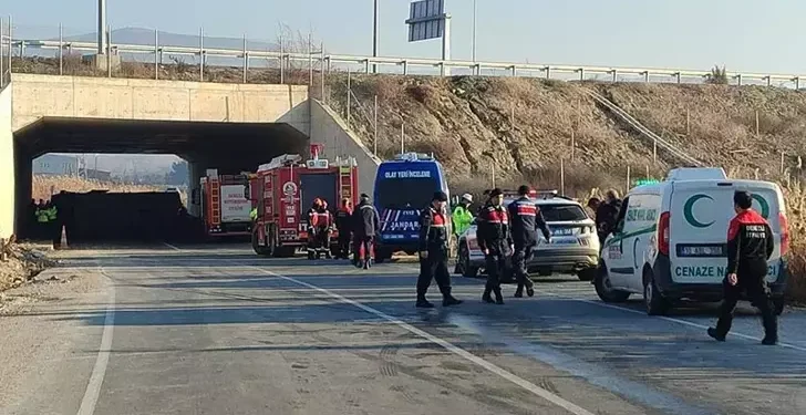 İşçileri taşıyan midibüs devrildi; 4 ölü