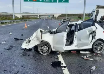Otomobil, park halindeki tankere çarptı: 2 ölü
