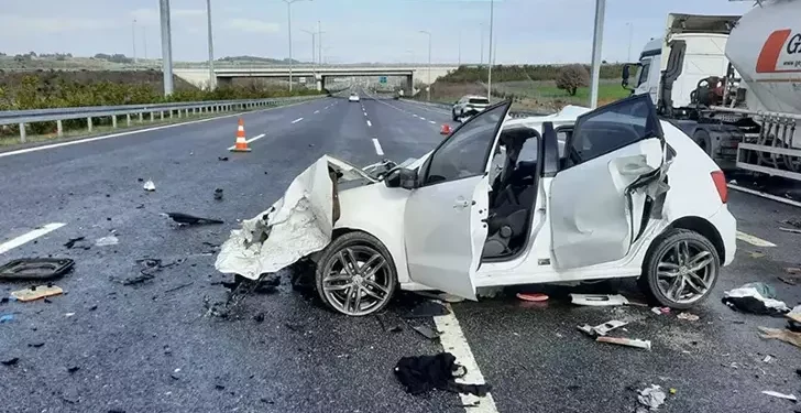 Otomobil, park halindeki tankere çarptı: 2 ölü