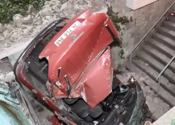 Otomobil merdiven boşluğuna uçtu