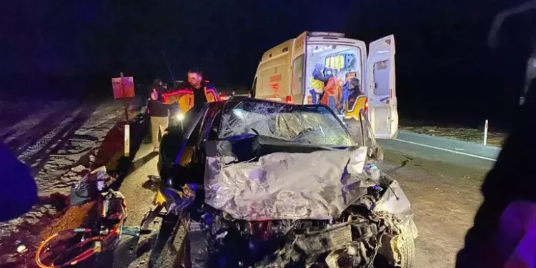 İki otomobil çarpıştı: 1 ölü, 6 yaralı