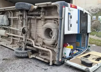 Yolcu minibüsü ile hafif ticari araç çarpıştı: 9 yaralı