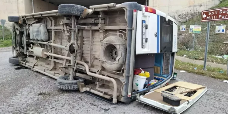 Yolcu minibüsü ile hafif ticari araç çarpıştı: 9 yaralı