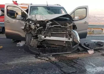 Otomobil yolcu indiren minibüse çarptı: 7 yaralı
