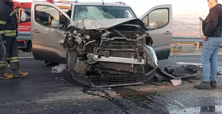 Otomobil yolcu indiren minibüse çarptı: 7 yaralı