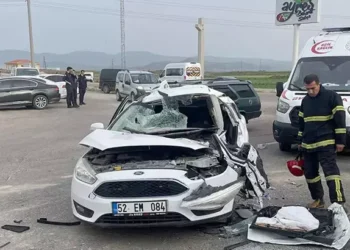 Otomobil ile iş makinesi çarpıştı: 1 ölü, 4 yaralı