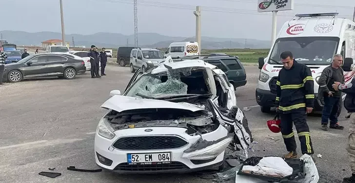 Otomobil ile iş makinesi çarpıştı: 1 ölü, 4 yaralı