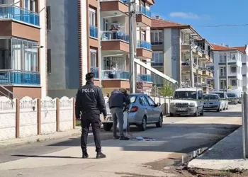 Tartıştığı eşini tabancayla öldürüp, intihara kalkıştı