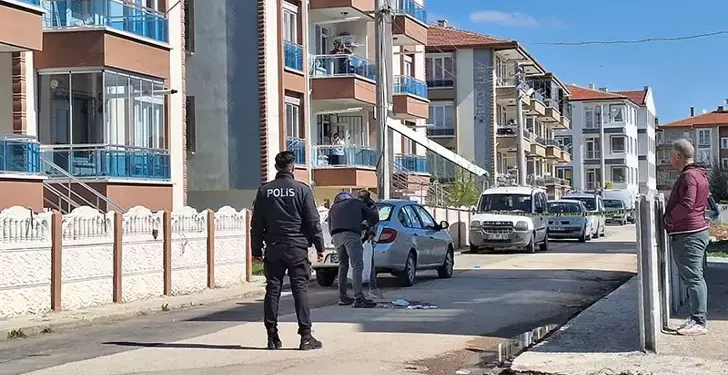 Tartıştığı eşini tabancayla öldürüp, intihara kalkıştı