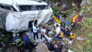 İşçileri taşıyan minibüs dereye uçtu