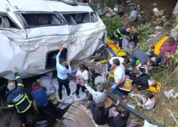 İşçileri taşıyan minibüs dereye uçtu