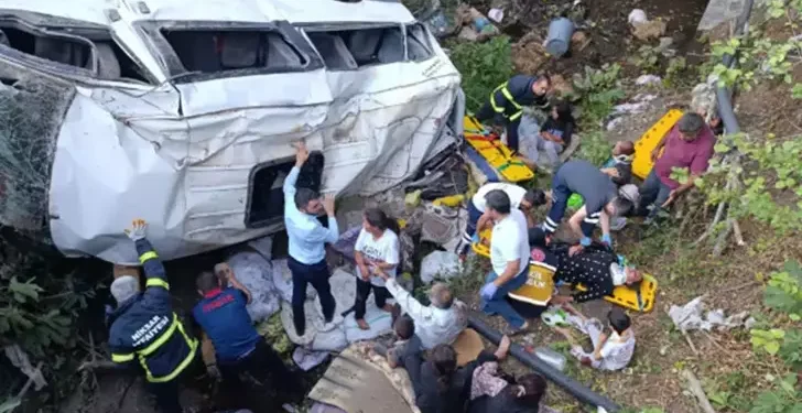 İşçileri taşıyan minibüs dereye uçtu