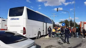 Afyonkarahisar’da yolcu otobüsü ile kamyonun çarpıştığı kazada 1 kişi hayatını kaybetti, 19 kişi