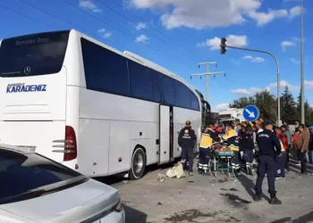 Yolcu otobüsü ile kamyon çarpıştı: 1 ölü, 19 yaralı