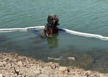 Baraja düşen traktörün sürücüsü öldü