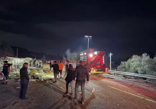  6 araç zincirleme kazaya karıştı: 2 ölü, 7 yaralı