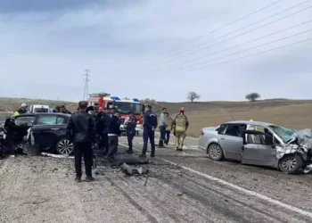 İki otomobil çarpıştı: 6 ölü, 3 yaralı